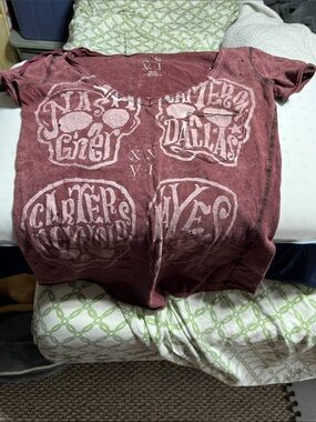 Women's Short-Sleeve Graphic Tee in Maroon